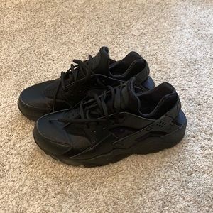 Nike huarache shoes in black